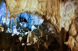 Il tour guidato alle grotte di Frasassi ha accompagnato in circa 40 anni oltre 12 milioni di visitatori. Ci troviamo nella regione Marche, più precisamente a Genga, in Provincia di Ancona ...