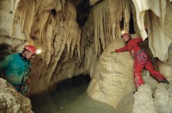 Il tour del percorso rosso alle grotte di Frasassi. Oltre al classico Percorso Turistico, i più avventurosi possono partecipare all'esplorazione delle aree non aperte al grande pubblico, ...