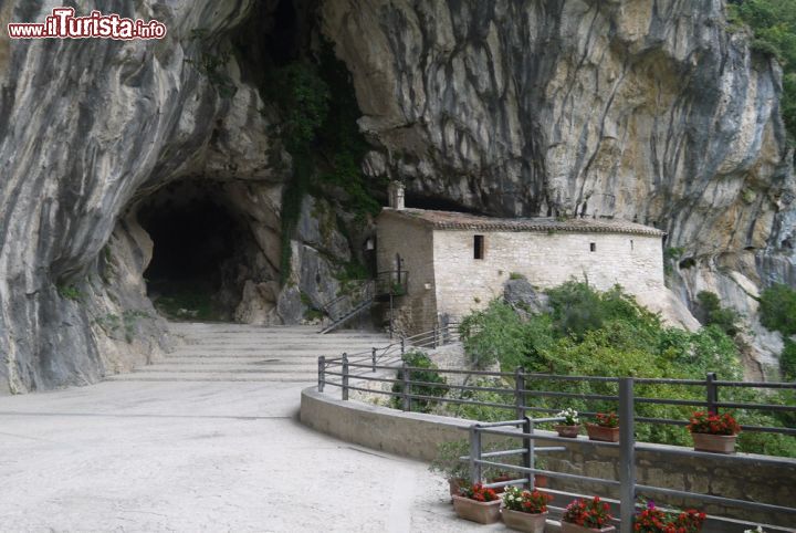 Immagine Il Santuario di Frasassi si trova vicino alle omonime grotte, nel comune di Genga, regione Marche - © Deborah Terrin