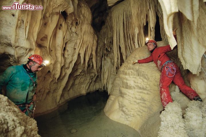 Immagine Il tour del percorso rosso alle grotte di Frasassi. Oltre al classico Percorso Turistico, i più avventurosi possono partecipare all'esplorazione delle aree non aperte al grande pubblico, avventurandosi con gli speleologi nelle porzioni più interne del complesso ipogeo. Si tratta di un percorso impegnativo, che richiede un minimo di capacità, e soprattutto non è indicato a chi teme gli spazi ristretti. Per gli studenti è ivece consigliabile il Percorso Azzurro, una via di mezzo tra questo e il percorso turistico.  - © Frasassi.com