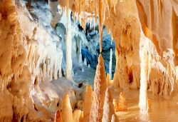 Il Dettaglio delle purissime concrezioni calcaree delle grotte di frasassi. Le stalattiti e stalagmiti di questo complesso ipogeo sono tra le più pure di tutto il pianeta, con concentrazioni ...
