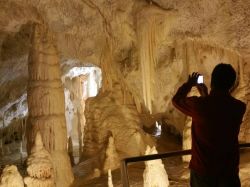 Il photo tour nelle grotte di Frasassi, aperto al pubblico da poco, è una delle opportunità più emozionanti per chi decide di visitare questo complesso sotterraneo, sicuramente ...