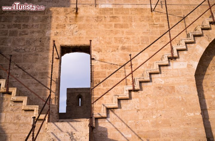 Immagine Dettaglio delle scale d'accesso agli spalti di difesa: siamo sulle torres des Serrans a Valencia - © Olaf Speier / Shutterstock.com