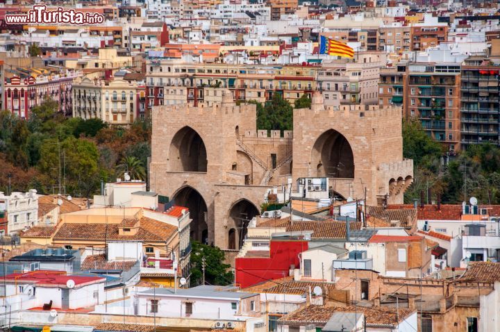 Immagine Fotografia dall'alto della Porta di Torres de Serrans a Valencia: furono costruite in pieno medioevo in stile gotico, e assieme alla Torres de Quart rappresentano gli ultimi lembi relitti dalla cinta di mura della città spagnola - © M.V. Photography / Shutterstock.com