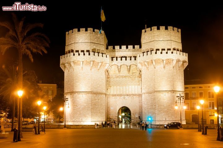 Immagine Fotografia notturna del complesso delle Torres des Serrans, che facevano parte delle antiche mura della città di Valencia - © Lipskiy / Shutterstock.com