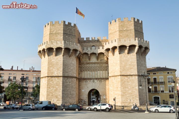 Immagine Le torri medievali di Serrano, una delle porte d'accesso della città di Valencia - © Andrei Rybachuk / Shutterstock.com