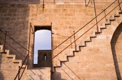 Dettaglio delle scale d'accesso agli spalti di difesa: siamo sulle torres des Serrans a Valencia - © Olaf Speier / Shutterstock.com