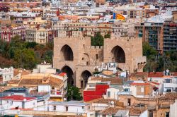 Fotografia dall'alto della Porta di Torres de Serrans a Valencia: furono costruite in pieno medioevo in stile gotico, e assieme alla Torres de Quart rappresentano gli ultimi lembi relitti ...