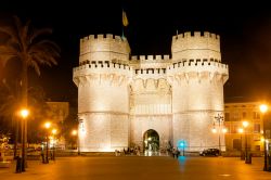 Fotografia notturna del complesso delle Torres des Serrans, che facevano parte delle antiche mura della città di Valencia - © Lipskiy / Shutterstock.com 