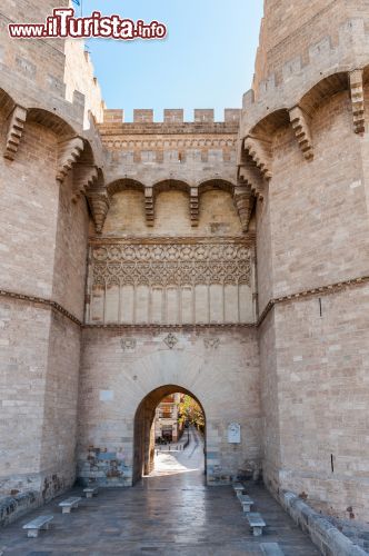 Immagine La medievale Porta di Serrans è uno degli accessi prinicipali da nord al centro storico di Valencia - © Anton_Ivanov / Shutterstock.com