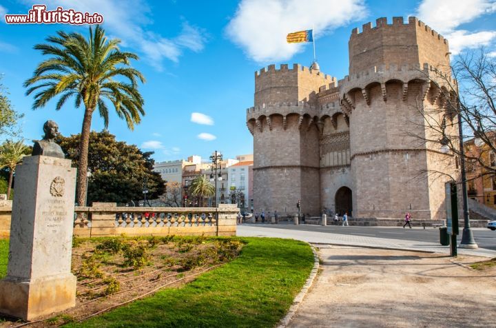 Immagine Tra le attrazioni storiche di Valencia le Torres de Serrans, una delle due porte sopravvisute dell'antica cinta muraria, con la loro architettura gotica rendono più regale il paesaggio del centro storico - © Anton_Ivanov  / Shutterstock.com