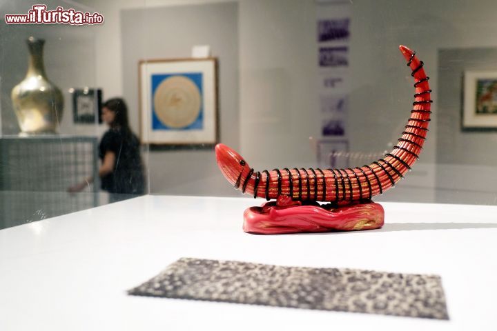 Immagine Una piccola lucertola, una delle opere d'arte esposte al Museo delle Culture di Mialno- © MUDEC, Museo delle Culture Milano
