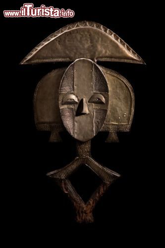 Immagine Figura di reliquiario Mbulu-ngulu, Gabon, Popolazione Kota, Sec. XX, Legno, rame, cuoio, ferro. Collezione Alessandro Passaré - © MUDEC, Museo delle Culture Milano