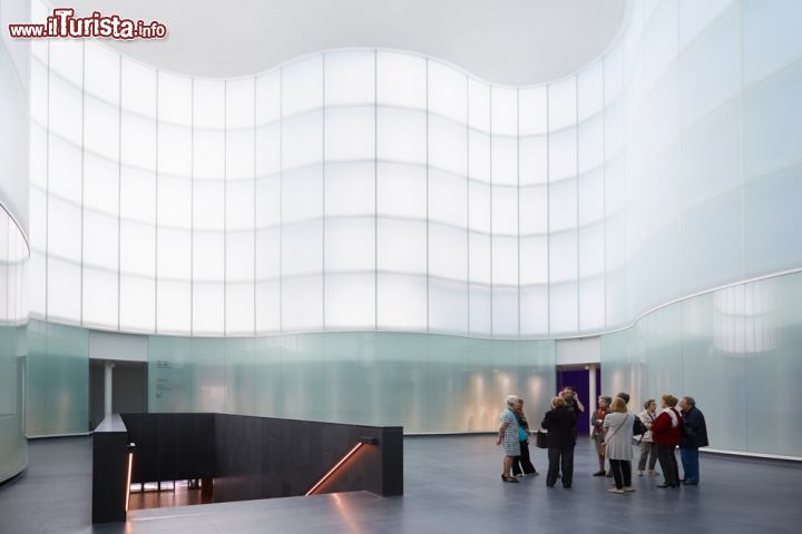 Immagine L'avveniristico interno del MUDEC il nuovo Museo delle Culture di Milano - © andersphoto / Shutterstock.com