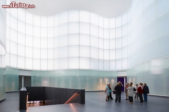 Immagine L'avveniristico interno del MUDEC il nuovo Museo delle Culture di Milano - © andersphoto / Shutterstock.com