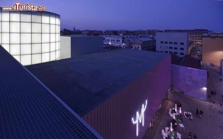 Immagine Il panorama notturno dell'edificio del MUDEC di Milano - © MUDEC, Museo delle Culture Milano