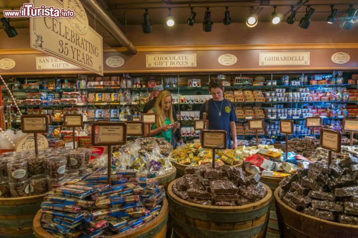 Immagine Ghirardelli Chocolate shop, il famoso negozio di cioccolata a Fisherman's Wharf a San Francisco - © Asif Islam / Shutterstock.com