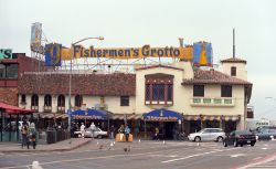 Un ristorante a Fisherman's Wharf  una delle zone del porto di San Francisco dove trovare specialità a bese di pesce, e soprattutto i famosi cocktail di granchi - © Ffooter ...