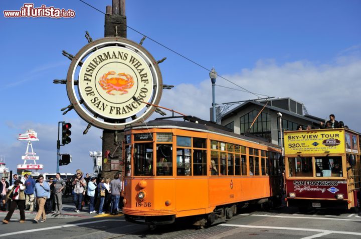 Immagine Un tram all'ingresso di Fisherman's Wharf a San Francisco una delle zone più tipiche della città della California. Curiosità: nella foto uno dei 10 Tram che la città di Milano ha donato a San Francisco. - © T photography / Shutterstock.com