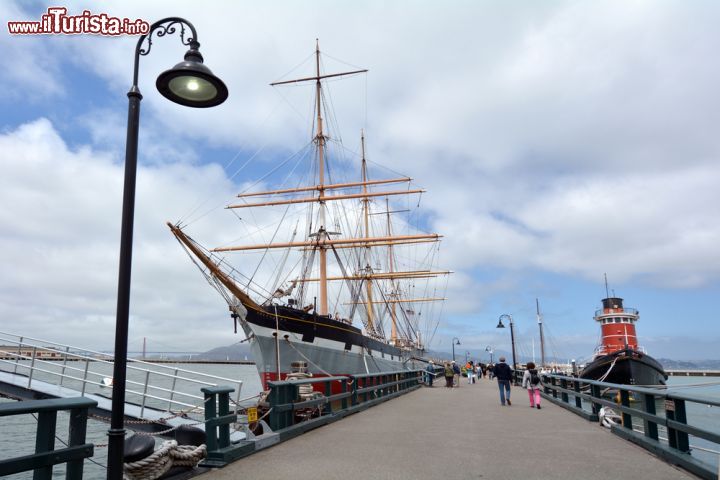 Immagine Un grande veliero ormeggiato su di un molo di Fisherman's Wharf a San Francisco - © ChameleonsEye / Shutterstock.com