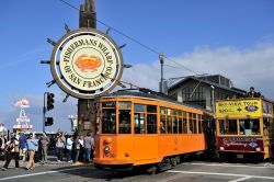 Un tram all'ingresso di Fisherman's Wharf a San Francisco una delle zone più tipiche della città della California. Curiosità: nella foto uno dei 10 Tram che la città ...