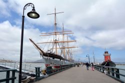 Un grande veliero ormeggiato su di un molo di Fisherman's Wharf a San Francisco - © ChameleonsEye / Shutterstock.com 