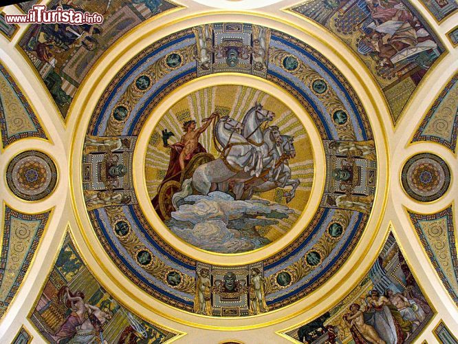 Immagine Una delle decorazioni di una delle cupole dei bagni Szechenyi a Budapest