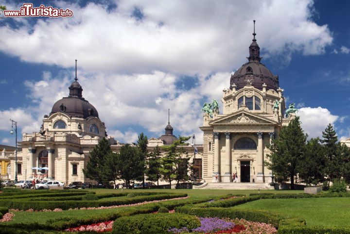 Immagine Gli imponenti edifici del complesso termale di Szechenyi, le terme più famose a Budapest