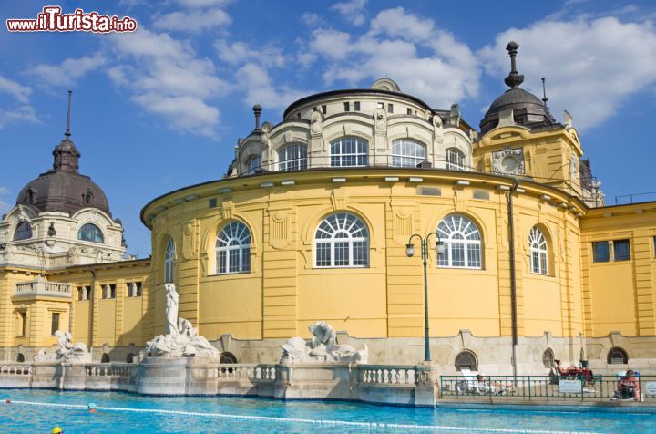 Immagine il piu grande centro termale in Europa i bagni Szechenyi a Budapest - © linerpics/ Shutterstock.com
