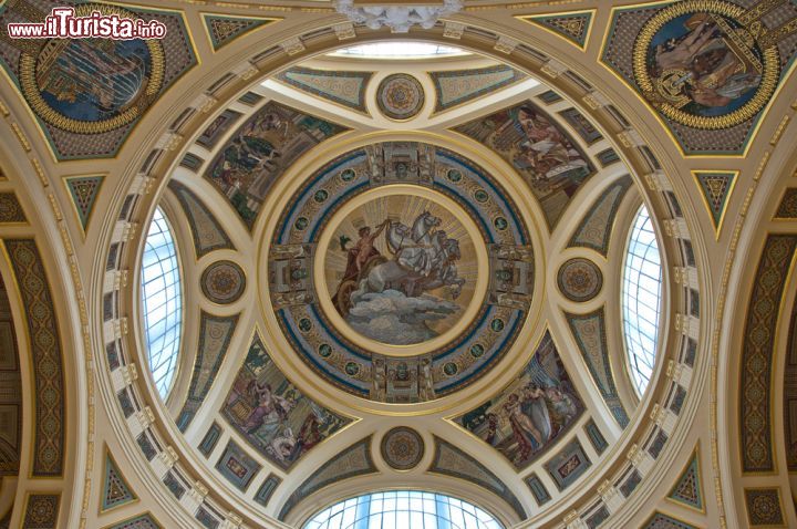 Immagine I ricchi interni dei bagni di Szechenyi le terme di Budapest - © Nathalie Photography / Shutterstock.com