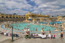 Lo scenario grandioso delle terme più grandi di Budapest: siamo ai Bagni di Széchenyi in estate con le gremite piscine esterne - © Stavrida / Shutterstock.com 