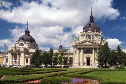 Gli imponenti edifici del complesso termale di Szechenyi, le terme più famose a Budapest