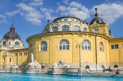 il piu grande centro termale in Europa i bagni Szechenyi a Budapest - © linerpics/ Shutterstock.com