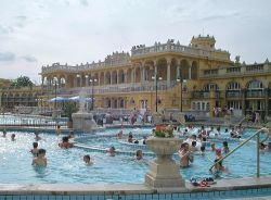 La grande piscina termale esterna ai bagni Szechenyi di Budapest