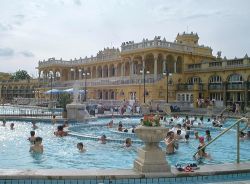 La grande piscina termale esterna ai ...