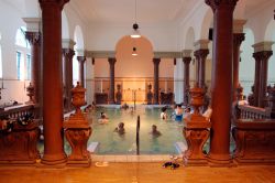 Piscina medicale all'interno dei Bagni di Szechenyi a Budapest - © Vacclav / Shutterstock.com 