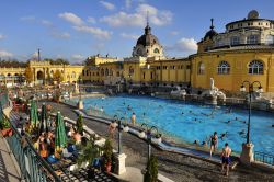 E' possibile fare il bagno all'aperto sia durante l'estate che nella stagione invernale, quando le piscinane dei bagni Szechenyi  fumano per il contrasto con l'aria fredda ...
