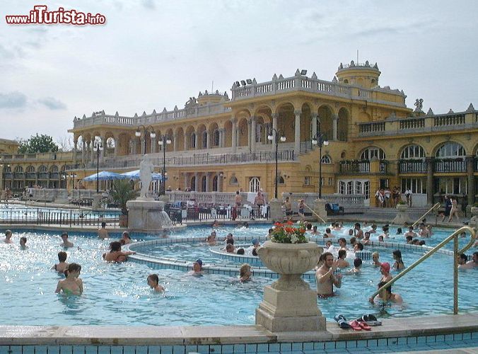 Immagine La grande piscina termale esterna ai bagni Szechenyi di Budapest