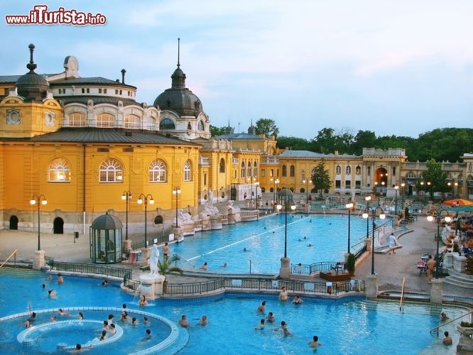 Immagine Una delle grandi piscine delle terme di Szechenyi a Budapest - © MarKord / Shutterstock.com