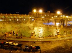 Fotografia notturna dei bagni Szechenyi di Budapest