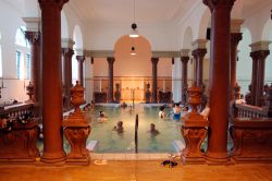 Piscina medicale all'interno dei Bagni di Szechenyi a Budapest - © Vacclav / Shutterstock.com 