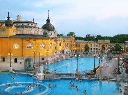 Una delle grandi piscine delle terme di Szechenyi ...