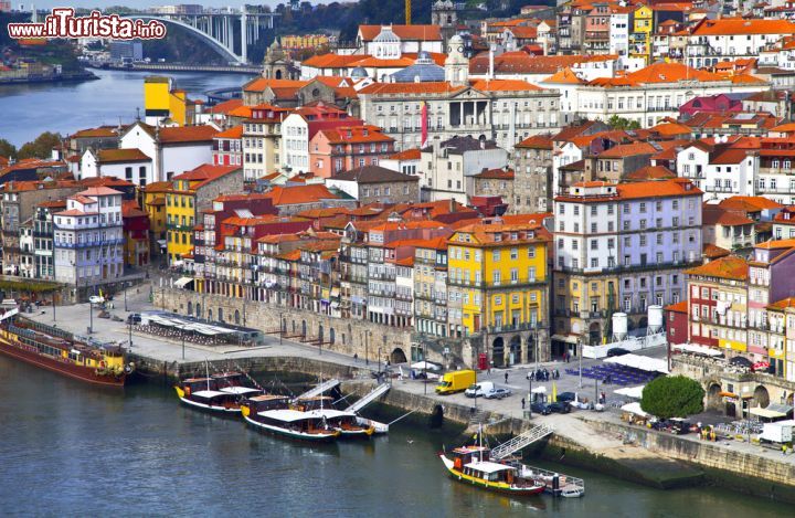 Immagine Il quartiere storico di Ribeira è costituito da un dedalo di strade molto strette che si arrampicano per la collina che scende poi a strapiombo sulla riva del fiume Douro. In questa zona di Oporto pare che nel 1394 nacque Enrico il Navigatore, figlio di re Giovanni I° e Filippa di Lancaster - © Oledjio / Shutterstock.com