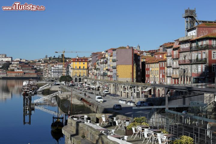 Immagine Con i suoi 897 chilometri, il Douro è il terzo fiume più lungo della penisola iberica dopo il Tago e l'Ebro. La maggior parte del suo percorso è in Spagna mentre per circa 112 km segna il confine fra i due paesi percorrendo i rimanenti 200 in territorio esclusivamente permanente. La valle in cui scorre è fra le più rinomate regioni vitivinicole © Zacarias Pereira da Mata / Shutterstock.com