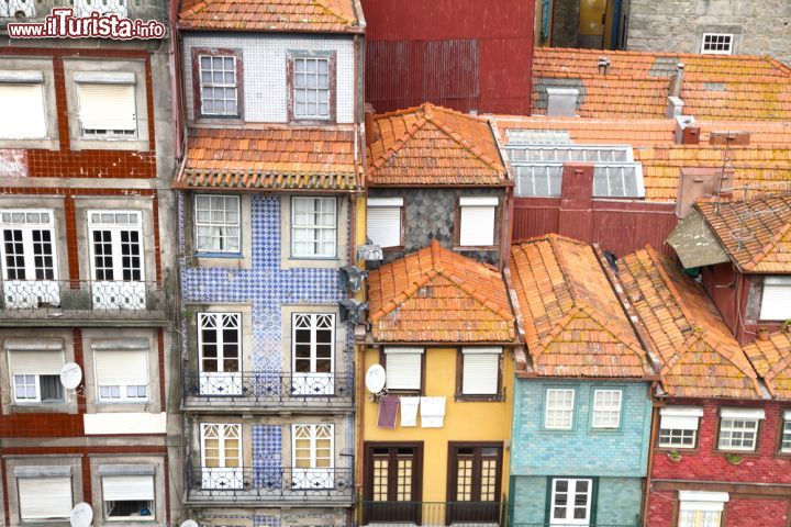 Immagine Particolare delle case del quartiere Ribeira di Oporto: risalenti a secoli addietro, sono dipinte con colori pastello e di bianco creando un'atmosfera quasi irreale soprattutto se viste dalla riva opposta del Douro © Ana del Castillo / Shutterstock.com