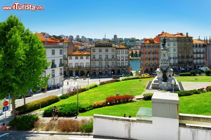 Immagine Piazza Infante Dom Henrique con il quartiere Ribeira a fare da suggestiva cornice. E' dedicata a Enrico di Aviz, detto Enrico il Navigatore o Principe di Sagres, figura di grande spicco degli inizi dell'era delle espolorazioni - © Efired / Shutterstock.com