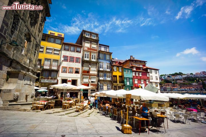 Immagine Piazza Ribeira a Oporto, terza città del Portogallo per numero di abitanti e secondo porto del paese. Su questa caratteristica piazza del quartiere dichiarato Patrimonio dell'Umanità dall'Unesco si affacciano abitazioni dipinte nelle tonalità pastello - © Anton Gvozdikov / Shutterstock.com