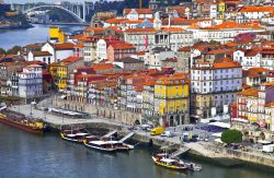 Il quartiere storico di Ribeira è costituito ...