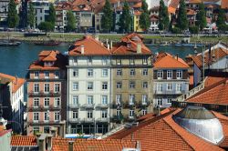 Edifici eleganti si affacciano su Plaza do Infante nel quartiere Ribeira di Oporto. Sullo sfondo si intravede il fiume Duoro sulle cui rive sono attraccate le imbarcazioni tipiche del Portogallo, ...