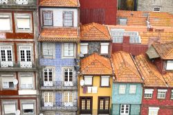 Particolare delle case del quartiere Ribeira di Oporto: risalenti a secoli addietro, sono dipinte con colori pastello e di bianco creando un'atmosfera quasi irreale soprattutto se viste ...